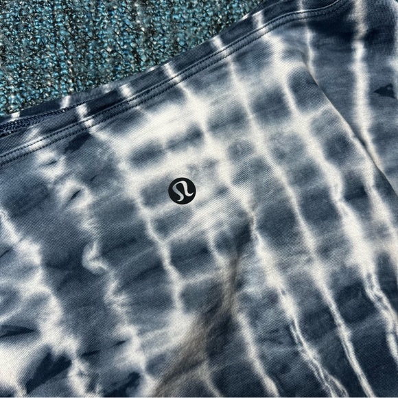 Lululemon Back in Action Long Sleeve Tie Dye Shirt in Shibori Square Ocean Air - Picture 3 of 5